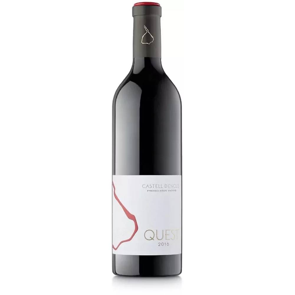 439916_QUEST_0002 Rotwein Quest vom Weingut Castell d’Encus, schlanke dunkle Flasche mit hellem Etikett und rotem Wachssiegel, moderner minimalistischer Look