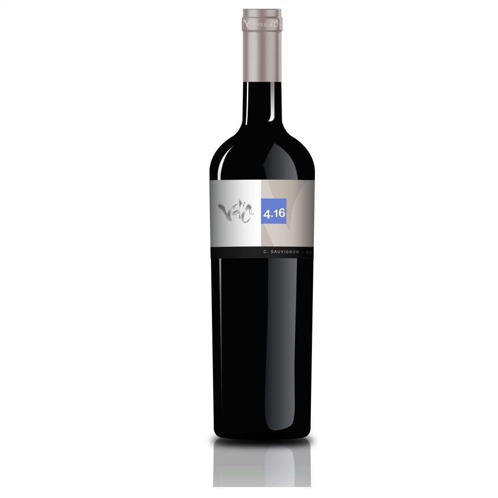 402516A_0003 Rotwein Olivardots 4.16 mit silbernem Etikett und blauer Zahl auf dunkler Flasche