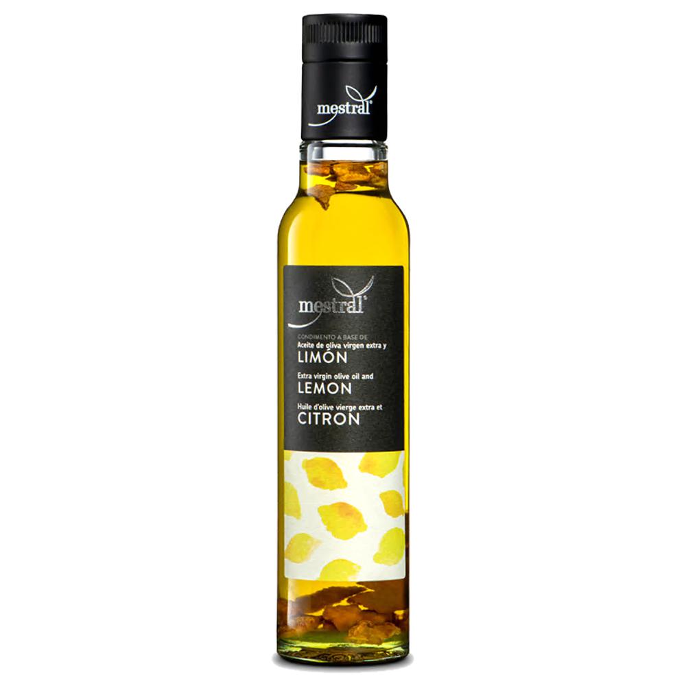 430007A_0002 Mestral Zitronenöl in schlanker Flasche mit schwarzem Schraubverschluss, Etikett mit gelben Zitronenstücken und sichtbaren Zitronenschalen im Öl