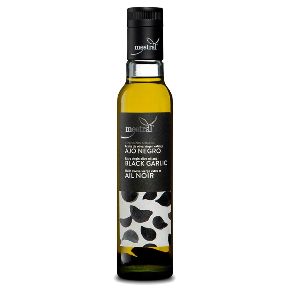 430009A_0002 Mestral Knoblauchöl in schlanker Flasche mit schwarzem Schraubverschluss, Etikett mit schwarzen Knoblauchzehen und goldgelbem Öl, sichtbare Knoblauchstücke im Flaschenboden