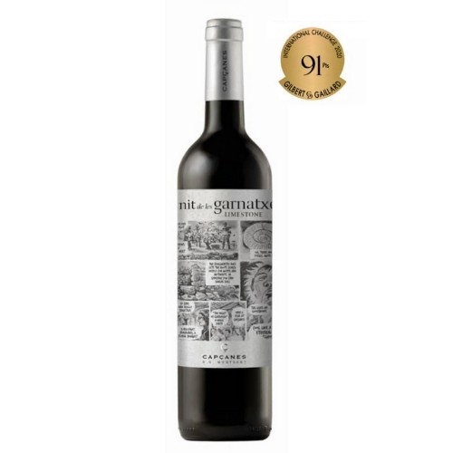 433418_CAPCANES_GARNATXA_LIMESTONE_GOLD_0002 Rotwein Capcanes La Nit de les Garnatxes Kalk in schlanker Flasche mit silberfarbenem Korkverschluss, comicartigem Etikett und goldener Prämierung (91 Punkte) auf dem Bild