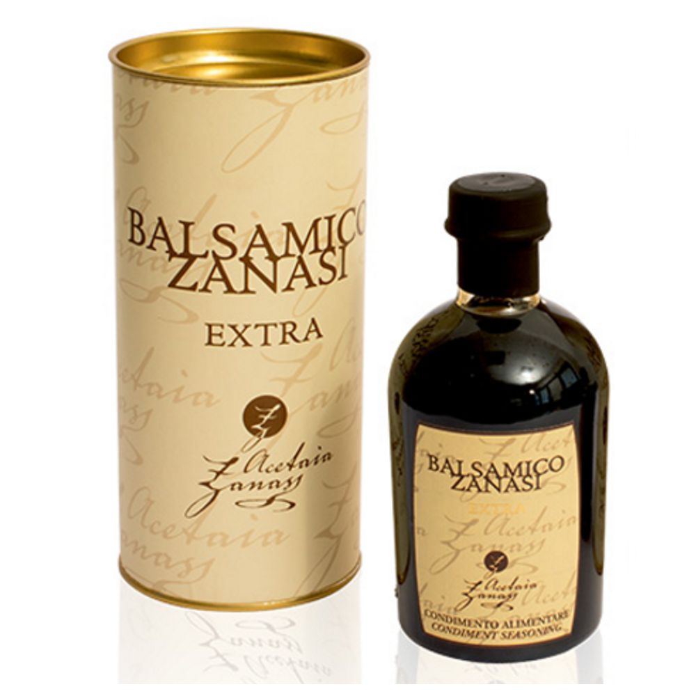 4530_0001 Dunkle Essigflasche mit beigem Etikett Balsamico Zanasi Extra, daneben runde beigefarbene Geschenkverpackung mit goldenem Deckel und Aufschrift Balsamico Zanasi Extra