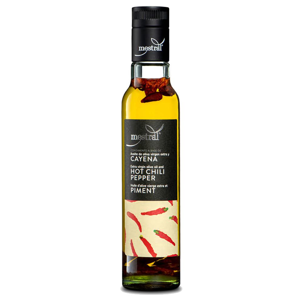 430006A_0002 Mestral Chiliöl Hot Chili Pepper in schlanker Flasche mit schwarzem Schraubverschluss, Etikett mit roten Chilischoten und sichtbaren Chilistücken im Öl